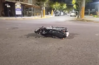 Dos jóvenes resultaron heridos tras un choque entre una moto y un Fiat Duna