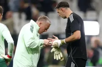 Martínez será evaluado por una molestia en la mano tras la consagración del Aston Villa