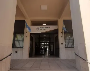Acusan a un hombre por una agresión con un caño que dejó a un adolescente con fractura