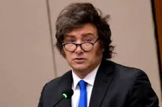 Milei conserva una alta imagen negativa, pero La Libertad Avanza se ubica al frente en intención de voto