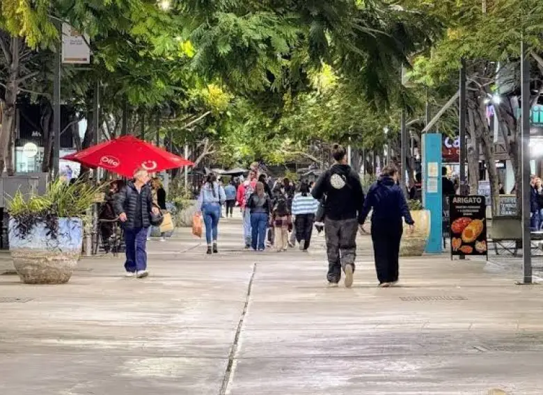 Los comercios de San Juan definirán sus horarios este viernes por el partido de la Selección