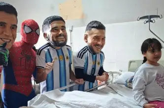 Messi, De Paul y el Dibu visitaron a los niños internados del Hospital Marcial Quiroga