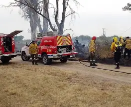 Un incendio de pastizales movilizó a varias dotaciones de bomberos en Pocito