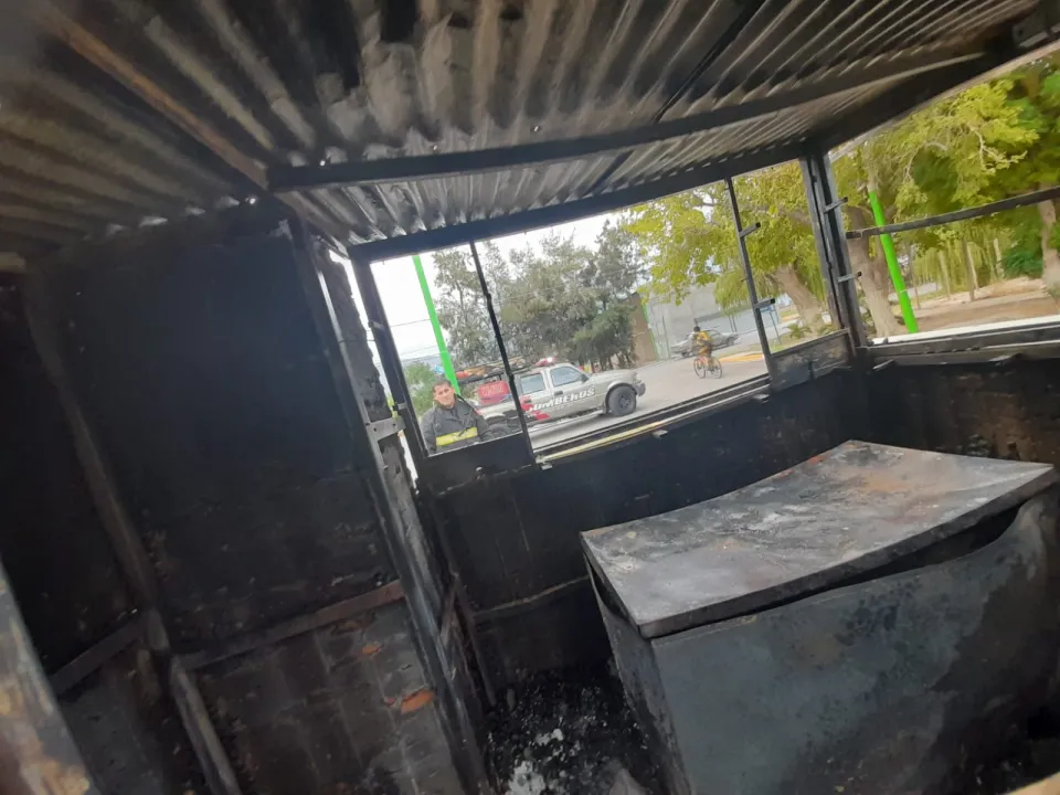 Vándalos incendian un quiosco (1).jpg