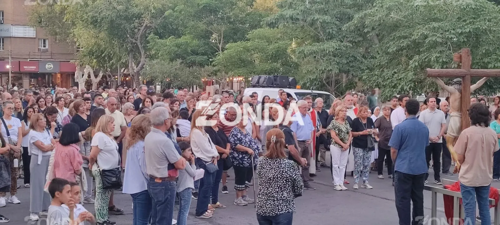 Sanjuaninos acompañan a cristo en el Vía Crucis