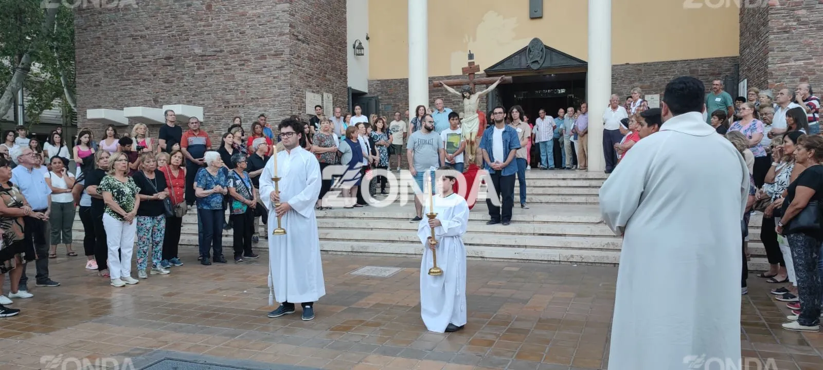 Sanjuaninos acompañan a cristo en el Vía Crucis