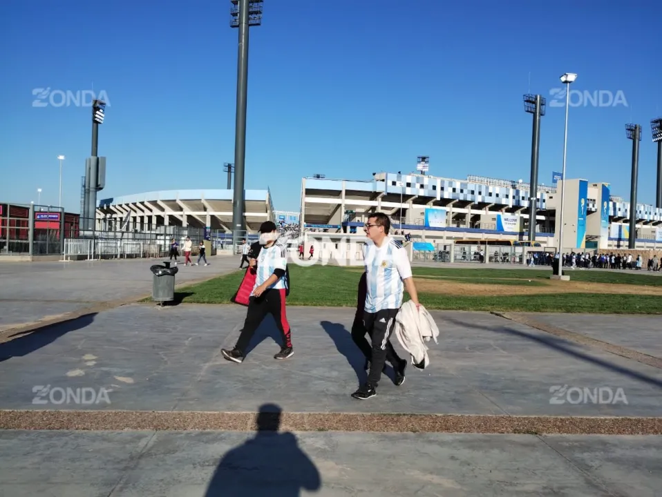 hinchas llegan al estadio (10).jpg
