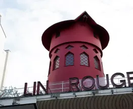 Caen las aspas del molino ubicado en el icónico cabaret Moulin Rouge