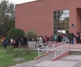 Largas filas en el Centro de Convenciones por la reubicación de estudiantes secundarios