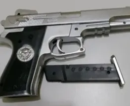 Ordenaron la detención de una mujer acusada de instigar a su hijo a llevar una réplica de arma a la escuela