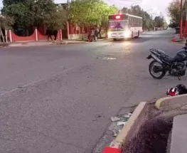 Un colectivo de la Red Tulum y una moto chocaron en una esquina de Chimbas