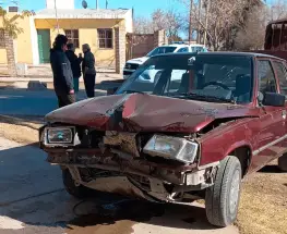 Perdió el control, chocó contra una casa y quedó detenido: ¿conducía borracho?