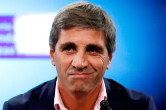 Caputo sostuvo el ajuste, pero en junio aumentó el gasto por subsidios y asistencia social