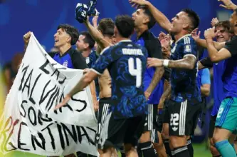 La Selección celebró el pase al Mundial 2026 con una bandera sobre Malvinas